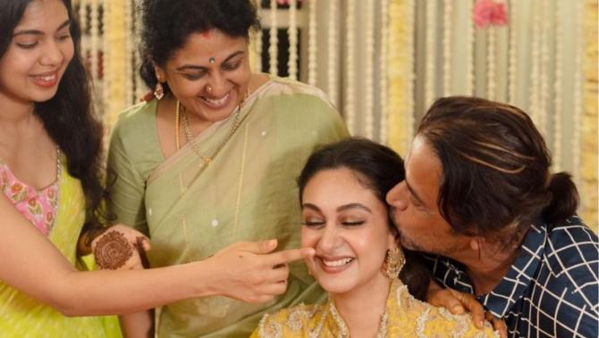 Touching Moment: Arjun Sarja`s Tender Gesture at Daughter`s Haldi Ceremony